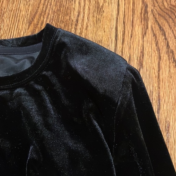 Katie J NYC Junior’s Velvet Top with Padded Shoulders Size M - Picture 3 of 6